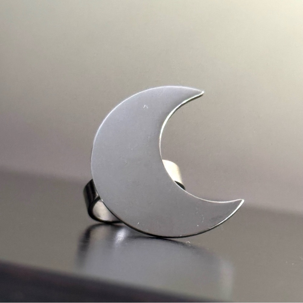 Killstar Black Crescent Moon Ring - Picture 9 of 9